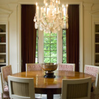 Table ronde en bois dans le salon