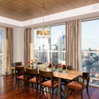 Portes-fenêtres à l'intérieur d'un appartement en ville