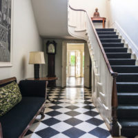 Tapis noir sur les marches d'un escalier dans une maison de campagne