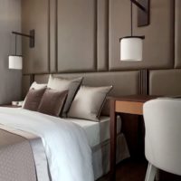 Lumières de designer sur le mur de la chambre
