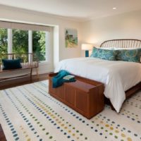 Tapis dans la conception de la chambre à coucher d'une maison de campagne