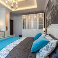 Oreillers colorés dans la conception de la chambre