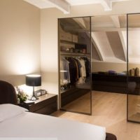Armoire dans la chambre au deuxième étage d'une maison privée
