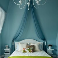 Auvent sur la tête du lit dans la conception de la chambre