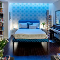 L'intérieur d'une petite chambre dans les tons bleus