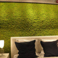 Décoration murale stabilisée par de la mousse sur la tête du lit