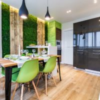 La combinaison de mousse verte et de surfaces en bois à l'intérieur de la cuisine