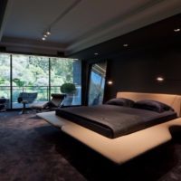 La chambre de l'homme brutal de couleur sombre