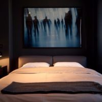 Textile blanc dans une chambre noire