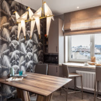 Papier peint coloré dans la cuisine de l'appartement des hommes