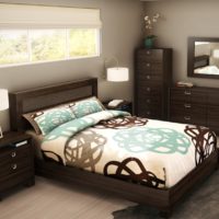 Chambre lumineuse avec mobilier sombre