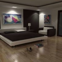 Lit spacieux sur le plancher de bois dans la chambre