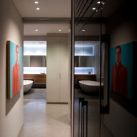 Couloir avec une armoire à glace dans l'appartement des hommes