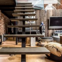 Escalier en bois dans le salon d'une maison privée