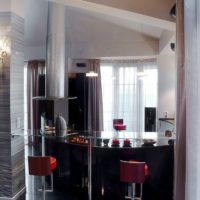 Comptoir de bar en verre dans la cuisine d'un homme