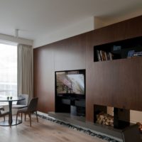 Mur brun dans le salon des hommes
