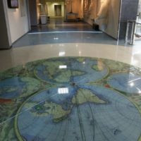 Carte du monde vintage sur le sol du salon