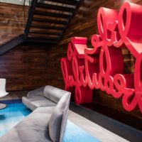 Décoration de la chambre avec inscription volumétrique en rouge