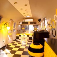 Plancher à carreaux et nids d'abeilles dans le design d'intérieur