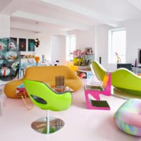 Meubles de dessin animé rembourrés dans un salon