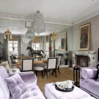 Mur de miroir dans une chambre avec un design inhabituel