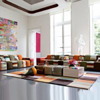 Cubes colorés dans un salon spacieux