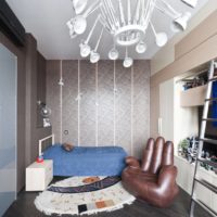 Paume en forme de fauteuil émergeant du sol de la chambre