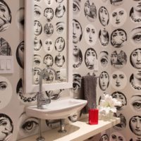 Portraits sur le mur de la salle de bain
