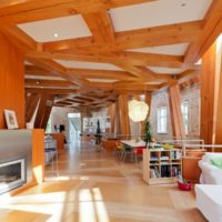 Poutres en bois dans un salon insolite