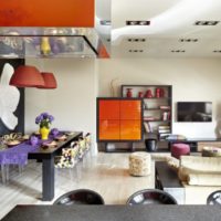 Chaises colorées et surfaces orange à l'intérieur du salon