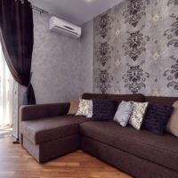 Papier peint gris dans le salon avec sol marron