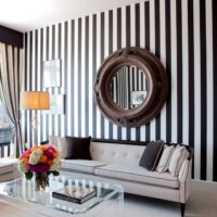 Miroir dans le salon au mur avec du papier peint à rayures