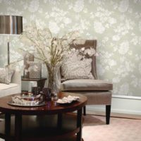 Motifs floraux sur le papier peint dans le salon