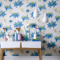 Papier peint dans le salon avec des ornements bleu vif