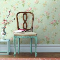Belles fleurs sur le papier peint dans la chambre