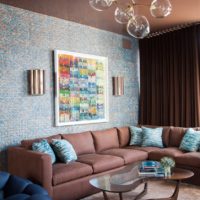 Papier peint dans le salon avec un plafond marron