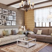 Peintures sur papier peint dans un salon de style rustique