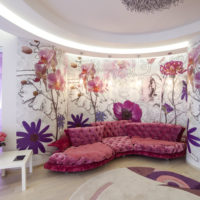 D'énormes fleurs sur le papier peint dans le salon