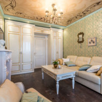 Papier peint au plafond du salon