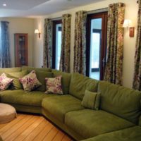 Meubles rembourrés avec un rembourrage en tissu de couleur olive à l'intérieur de la chambre