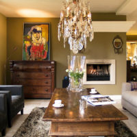 Nuances d'olive à l'intérieur du salon d'une maison de campagne