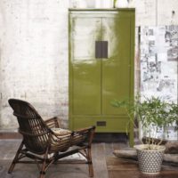 Commode rétro couleur olive à l'intérieur de la pièce
