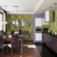 Papier peint aux tons olive sur le mur de la cuisine