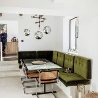 Mobilier Olive contre les murs blancs