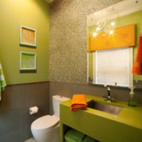 Conception de la salle de bain utilisant des tons chauds d'olive