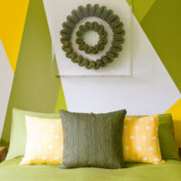 Couleurs vert olive, jaune et blanc à l'intérieur de la chambre.
