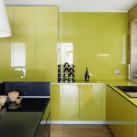 Brillant avec une teinte olive sur les façades de la cuisine