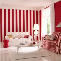 Intérieur rayé d'un salon rose et blanc