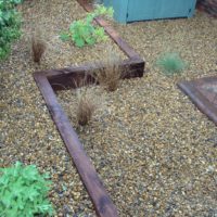 Terrasses de galets sur la pente du jardin
