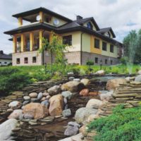 Un ruisseau sur la pente d'un chalet d'été